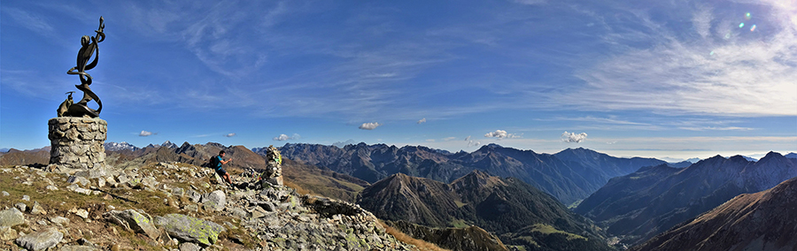 Dall'Angelo delle Cadelle (2483 m) vista panoramica verso le Orobie di Valle Brembana