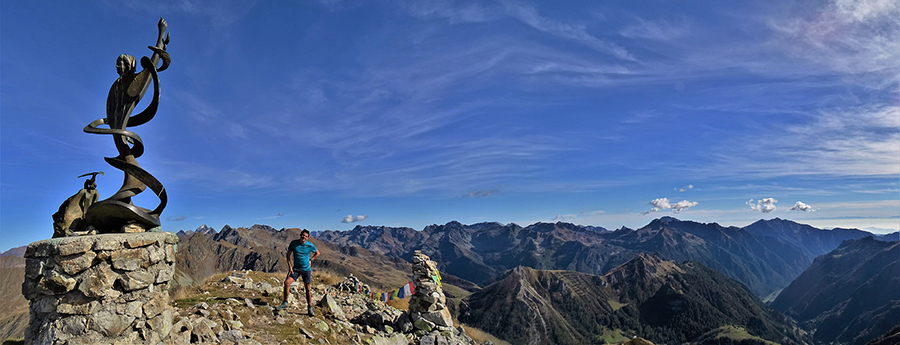 Dall'Angelo delle Cadelle (2483 m) vista panoramica verso le Orobie di Valle Brembana