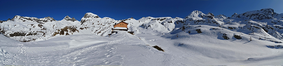 Il Rifugio Calvi nel bel mezzo delle sue cime innevate