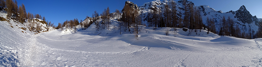 Salendo sulla strada sterrata innevata (sentiero 210) per il Rif. Calvi