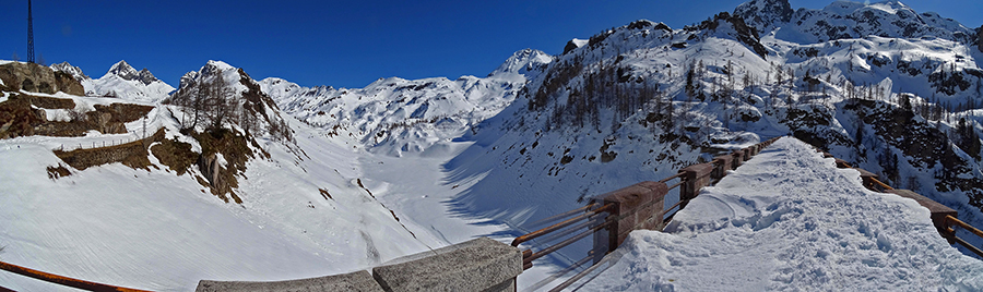 Diga e lago di Fregabolgia, vuoto d'acqua, coperto di neve