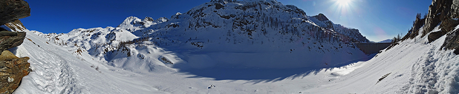 Diga e lago di Fregabolgia, vuoto d'acqua, coperto di neve