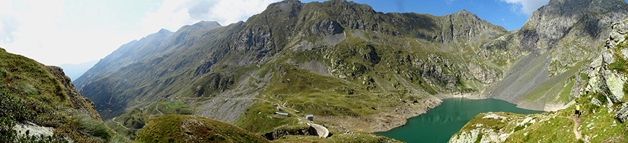 Panorama sulla valle del Monte Sasso con il Lago del Diavolo