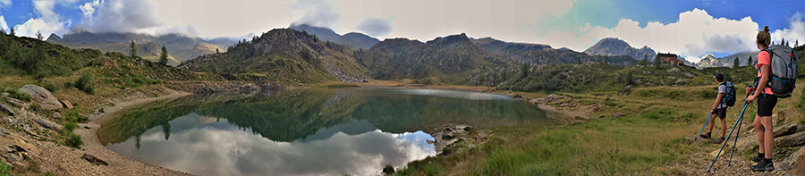 Lago Rotondo (1792 m) con vista sul RIf. Calvi ed oltre