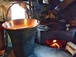 Grande pentolone (coldera)  in rame per la preparazione del formaggio (Azienda agricola Monaci Sebastiano di Branzi) - foto Armando Lombardi 14 sett 07