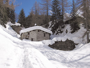 Pagliari in primo piano e Carona sullo sfondo in look invernale