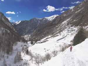 Pagliari in primo piano e Carona sullo sfondo in look invernale