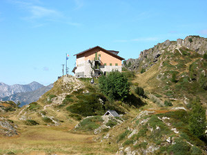 Il Rifugio Calvi visto da 'monte'