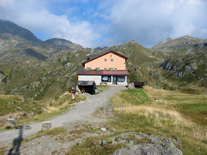 Il Rifugio Calvi visto da 'valle'