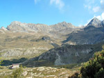Vista sul Rif. Calvi e, sullo sfondo, l'Aga, il Rondenino e il Pizzo del Diavolo