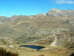 Vista verso il Rifugio Calvi con vicino il Lago Rotondo e, sullo sfondo, il monte Aga