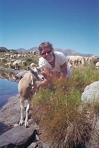 Luisa con le caprette - foto Piero estate 2001