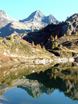 Il Pizzo del Diavolo e Diavolino si specchiano nel Lago Rotondo al Rifugio Calvi