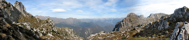 Sul sentiero 101 (Rif. Cazzaniga <> Rif. Lecco) vista verso il Tre Signori e oltre, la Cornetta, Cima Piazzo - 10 ott. 08