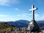 La croce di cima Cancervo, il Resegone sullo sfondo