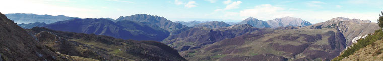 Panoramica dal Cancervo verso la Valle Taleggio, il Resegone, le Grigne e oltre