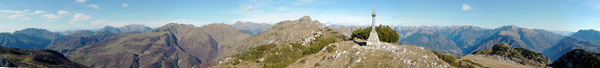 Panoramica dal Cancervo sulle Orobie circostanti con vista sui Piani d'Artavaggio