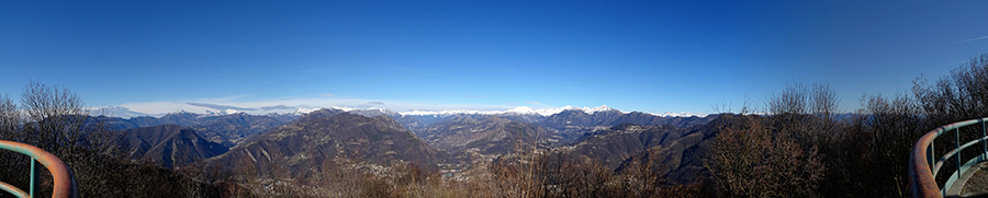 Dalla vetta del Canto Alto panoramica ad ampio raggio verso le Prealpi Orobiche 