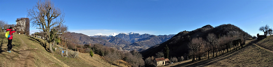 Dai Prati parini vista panoramica verso la conca di Zogno e le Prealpi Orobiche di Valle Brembana 