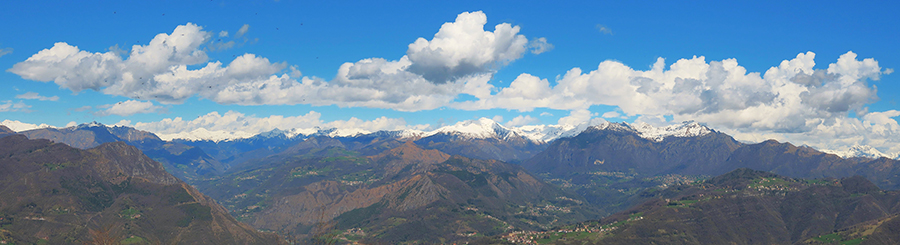 Bella vista panoramica dal Canto Alto verso le Orobie