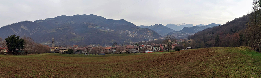Vista panoramica dal sent. 507A su Stabello e verso Zogno e la Valle Brembana