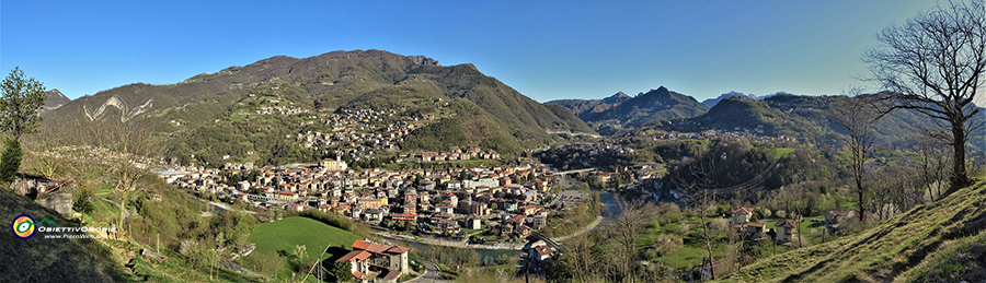 Splende il sole sulla conca di Zogno vista dalla stalletta-roccolo della Corna