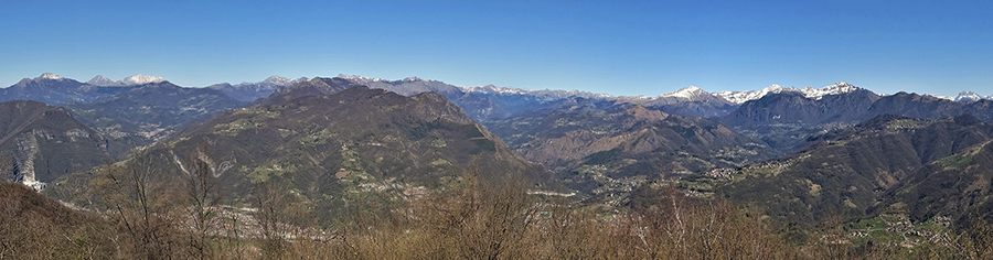 Vista panoramica dal Canto Alto (1146 m) verso prealpi e Alpi Orobie