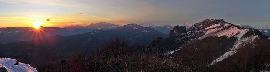 Luci e colori del tramonto dal Pizzo Cerro (1285 m) verso Castel Regina (1424 m)