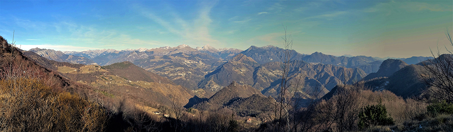 Dal sentiero 596 salendo al Castel Regina vista panoramica verso la media Val Brembana e le sue montagne