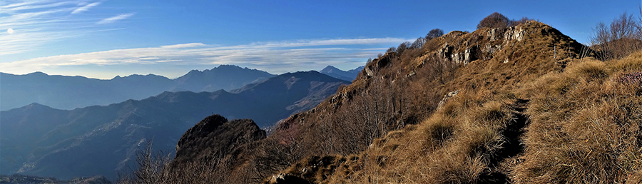 Dal sentiero 596 ormai in cresta di vetta del Castel Regina vista panoramica verso i monti delle Valli Brembilla e Imagna