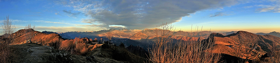 Dal Pizzo Cerro panorama al tramonto verso Castel Regina e i monti della Val Brembana