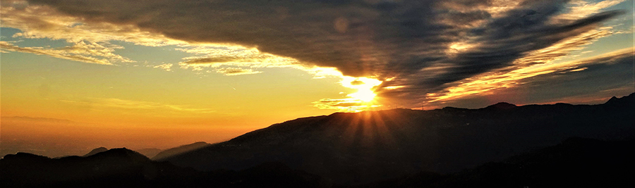 Dal Pizzo Cerro panorama al tramonto in Linzone