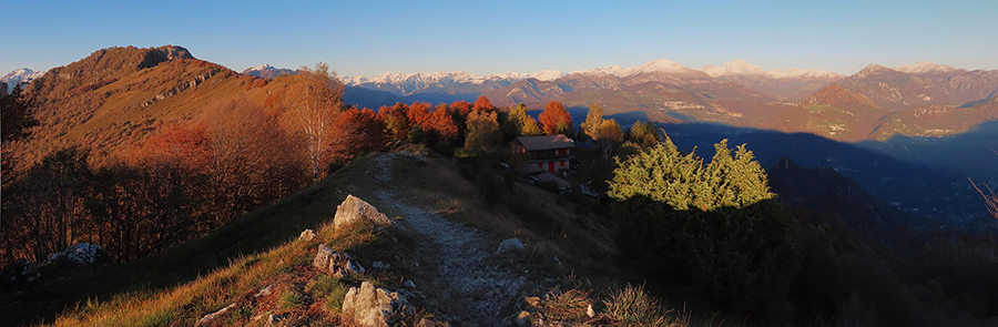 Dal Pizzo Cerro il Castel Regina nella luce e nei colori del tramonto