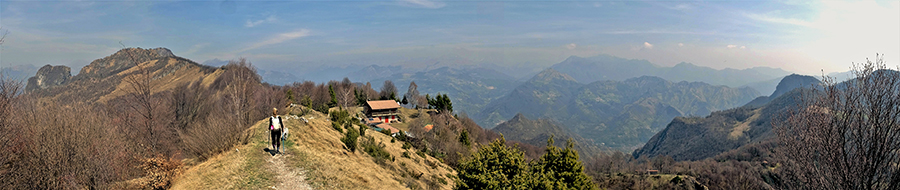 Vista panoramica dal Pizzo Cerro (1285 m) verso Castel Regina ed oltre