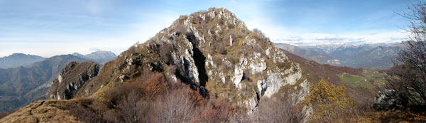 La cima del Castello Regina (mt. 1424) vista dal sentiero CAI 596 - 7 nov. 07