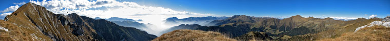 Panoramica dal Pizzo Cavallo verso il Monte Cavallo, la Valle Brembana e oltre - foto Piero Gritti 18 ott. 07