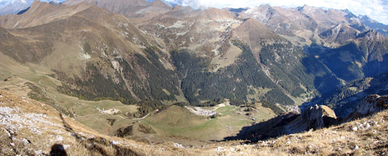 Da cima Monte Cavallo vista sulla conca di San Simone