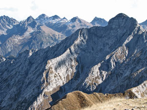 L'imponente rocciosa mole del Pegherolo