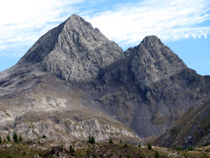 La mestosa piramidale sagoma del Pizzo del Diavolo davaniti a noi - foto Piero Gritti 7 sett 07