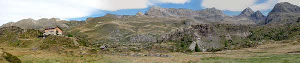 Panoramica sul Rif. Calvi e il versante ovest della Conca del Calvi - foto Piero Gritti 7 sett 07