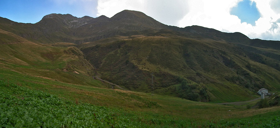 Panoramica salendo al Monte Chierico verso la Valle Brembana