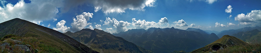 Panoramica salendo al Monte Chierico verso la Valle Brembana