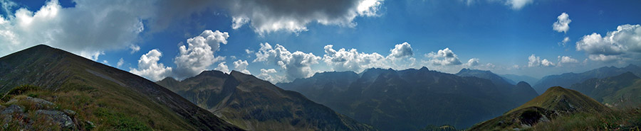 Panoramica salendo al Monte Chierico verso la Valle Brembana