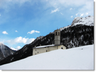 Scorcio sulla chiesetta di Cambrembo  immersa nella neve