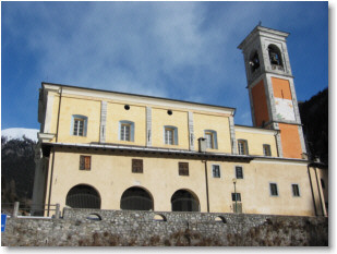 La pittoresca chiesa di Valleve, vista da sud