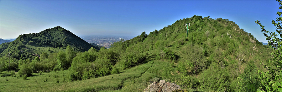 Vista su Podona (a sx) salendo in Corna Bianca (a dx)