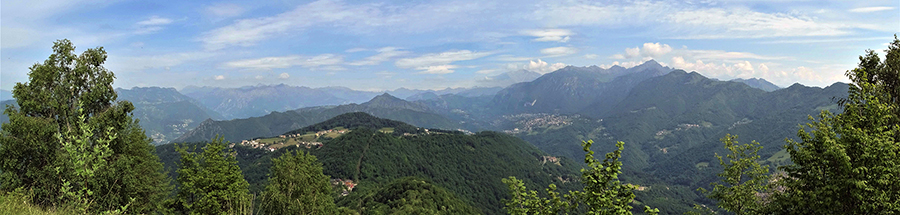 Salendo in Corna Bianca per sentierino in cresta vista panoramica