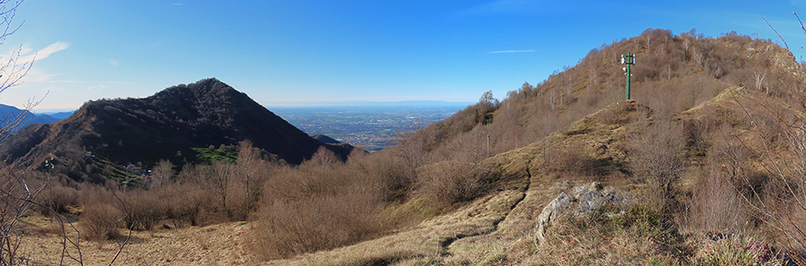 Vista su Podona (a sx) salendo in Corna Bianca (a dx)