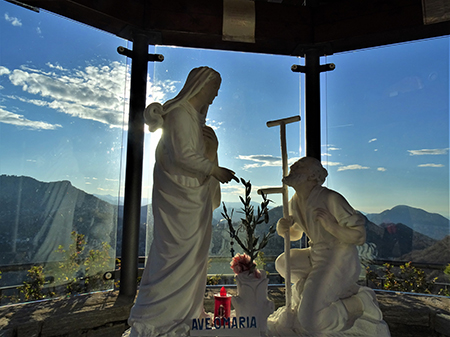 Alla Madonnina del Costone con Corna Bianca e con tanti fiori da Salmezza-3apr23 - FOTOGALLERY
