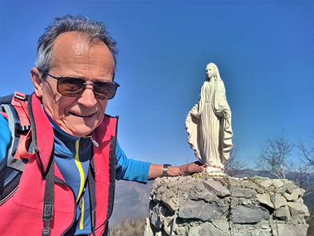 Alla Madonnina del Costone con Corna Bianca e con tanti fiori da Salmezza-3apr23 - FOTOGALLERY